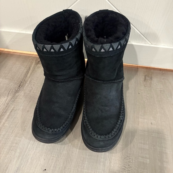 Manitobah Mukluks Shoes - Manitobah Mukluks Black Mid Gathering Boot Fleece Lined Winter Boho Size 9